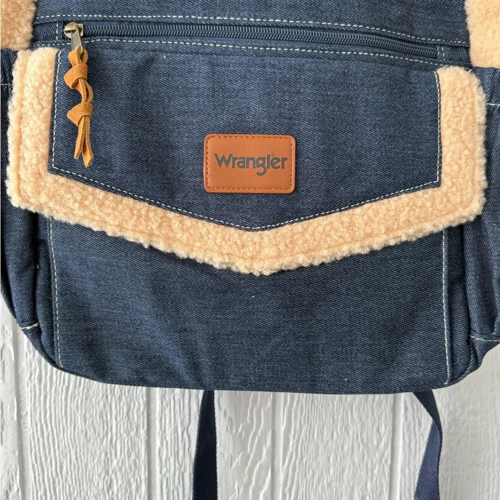 New NWT Wrangler Blue Denim and Shearling 17 inch Laptop Backpack - Picture 2 of 7